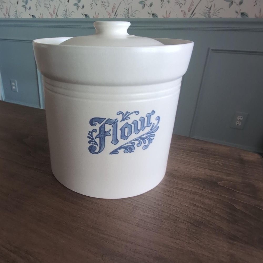 Pfaltzgraff Yorktowne Flour Canister 3.5 QT Cream Stoneware USA 506 Vintage Lid